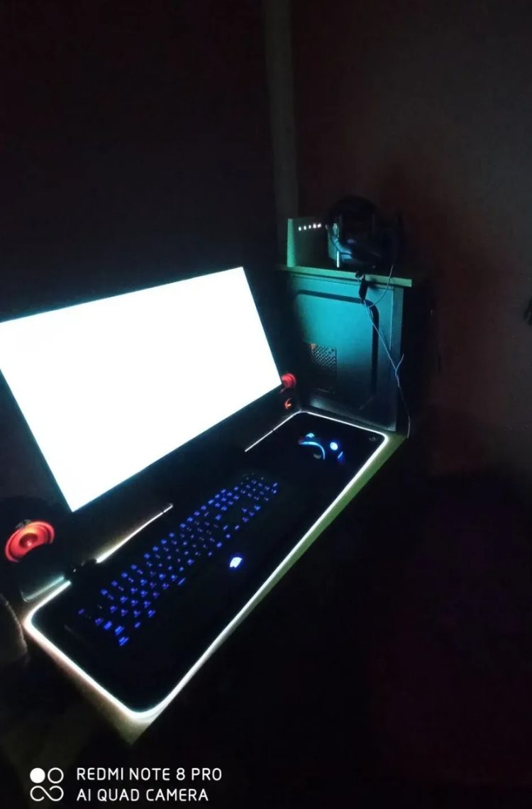 Ceo setup – računar – monitor- tastatura – miš – mikrofon – zvučnici..