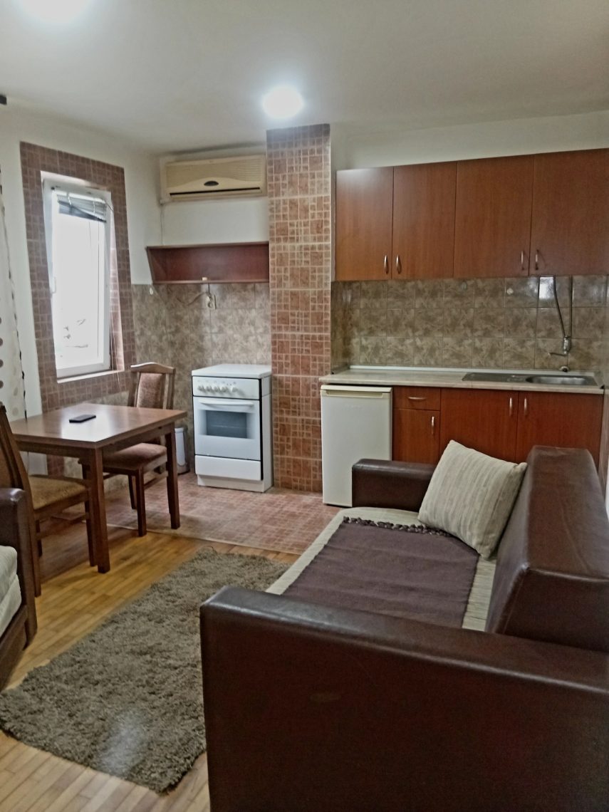 Izdaje se jednoiposoban stan u centru Sapca