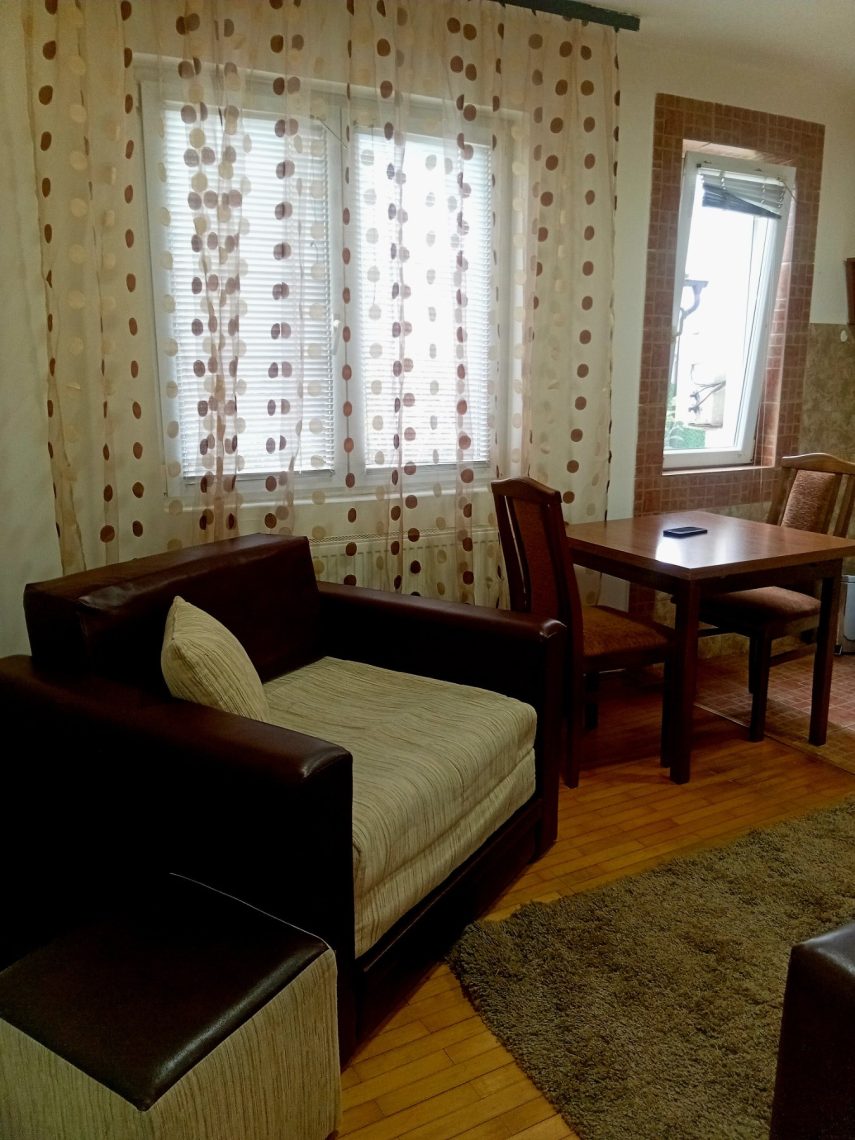 Izdaje se jednoiposoban stan u centru Sapca