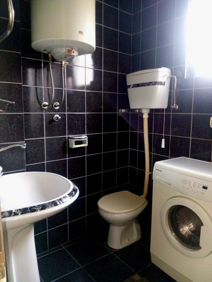 Izdaje se jednoiposoban stan u centru Sapca