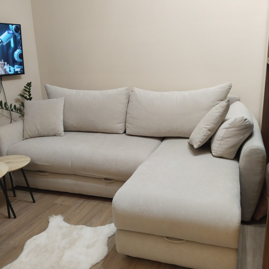 Como ugaona garnitura