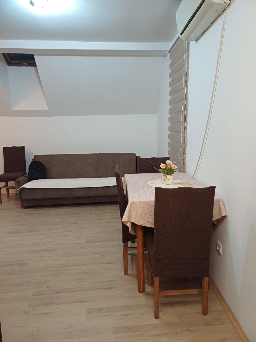Nameštena garsonjera u centru Šapca