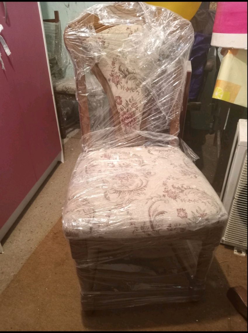 Privatno: Prodajem sto i stolice