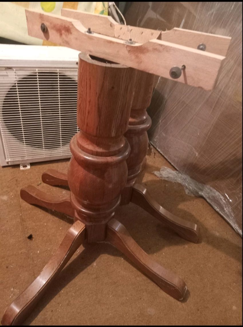 Privatno: Prodajem sto i stolice