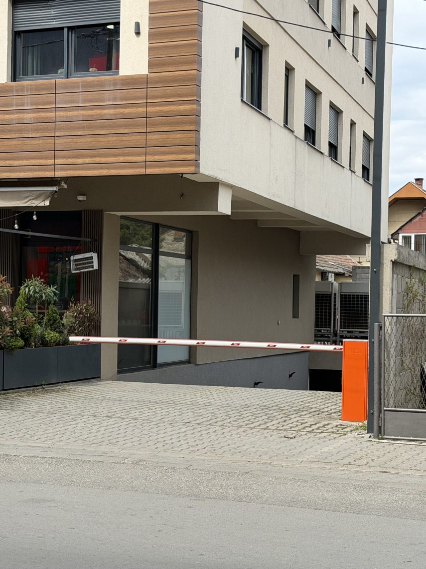 Prodajem garažno mesto u podzemnoj garaži preko puta TC Roda