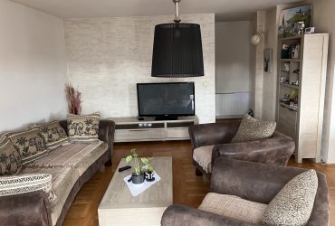 Izdajem opremljen cetvorosoban stan od 120m2 u Pasicevoj