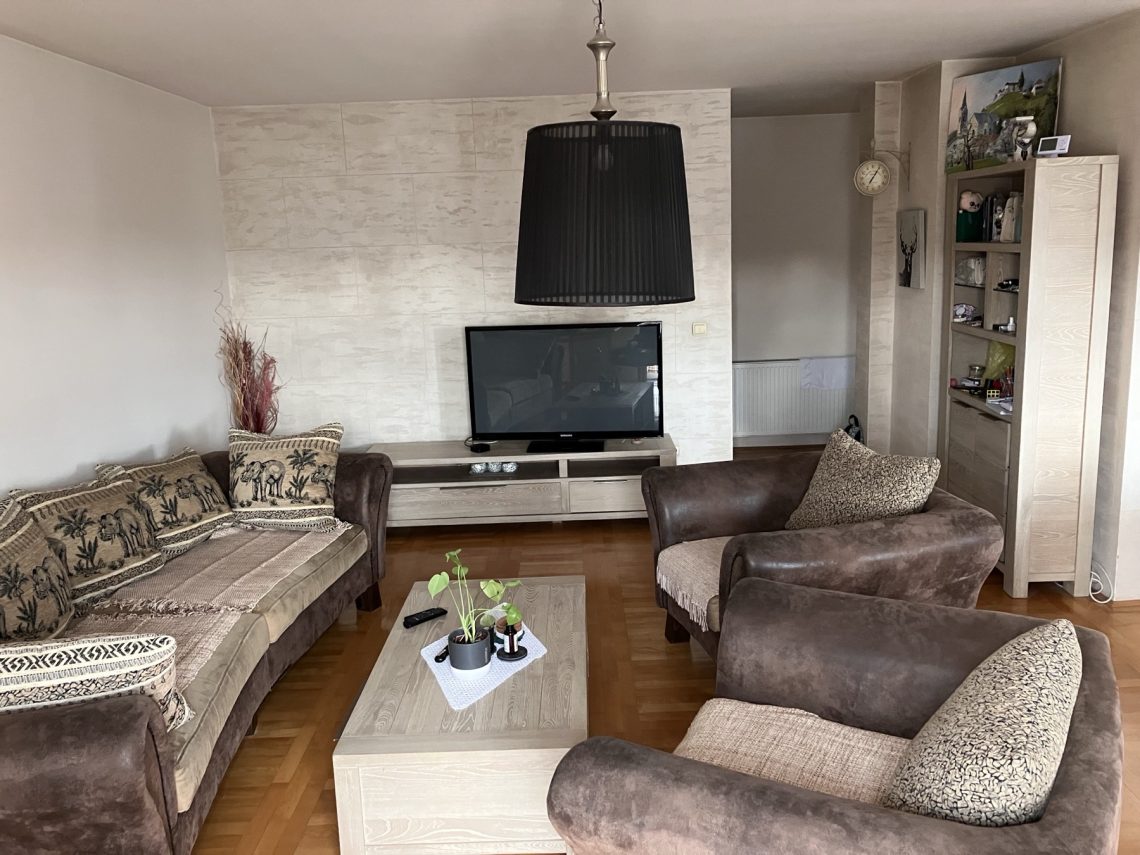 Izdajem opremljen cetvorosoban stan od 120m2 u Pasicevoj