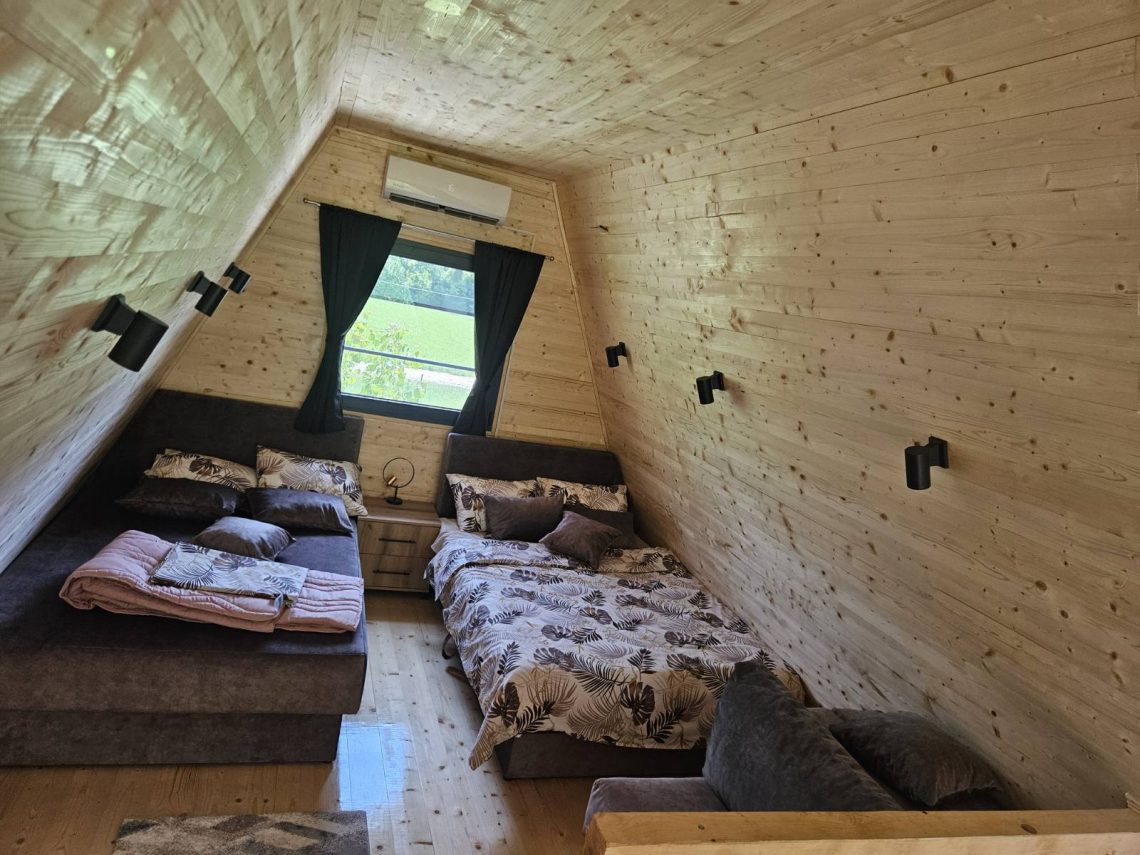 Prodajem vikendicu u Lipničkom Šoru, na samo 30 metara od Drine