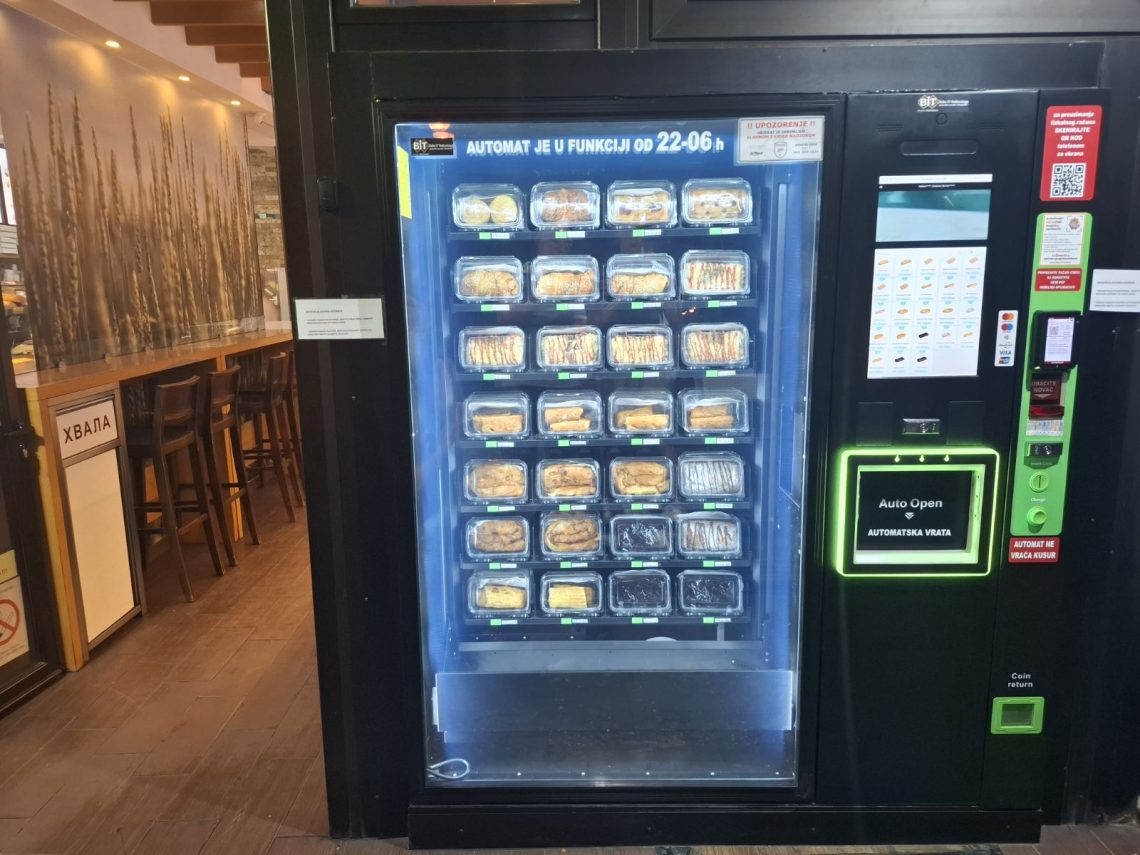 Prodajem vending mašinu TCN za prodaju raznih proizvoda, dimenzije 170 x 195 x 100
