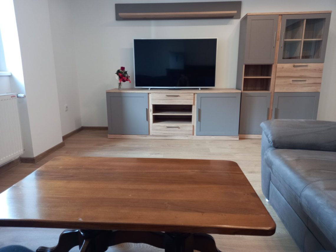 Izdajem prostran dvosoban stan 78 kvadrata