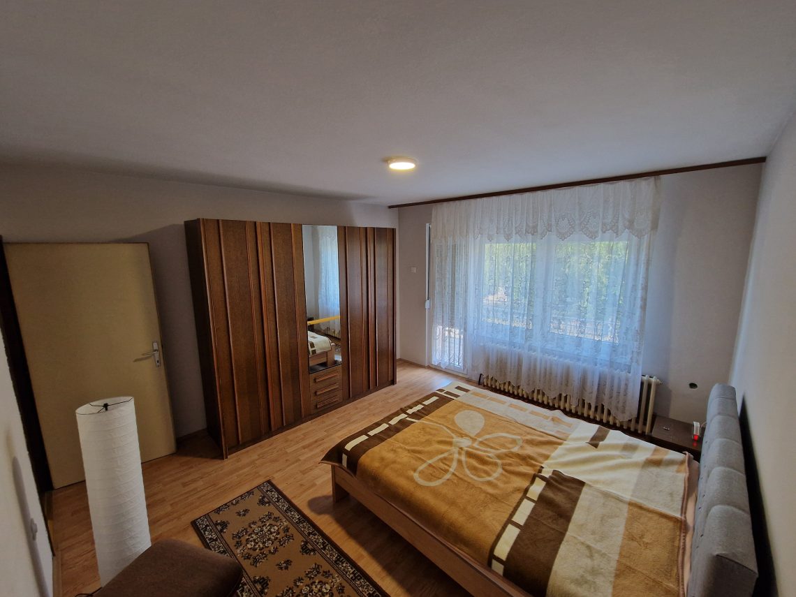 Izdaje se trosoban stan u kuci -zaseban ulaz 80m2