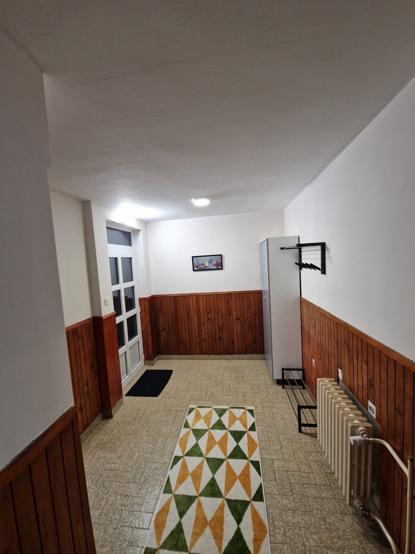 Izdaje se trosoban stan u kuci -zaseban ulaz 80m2