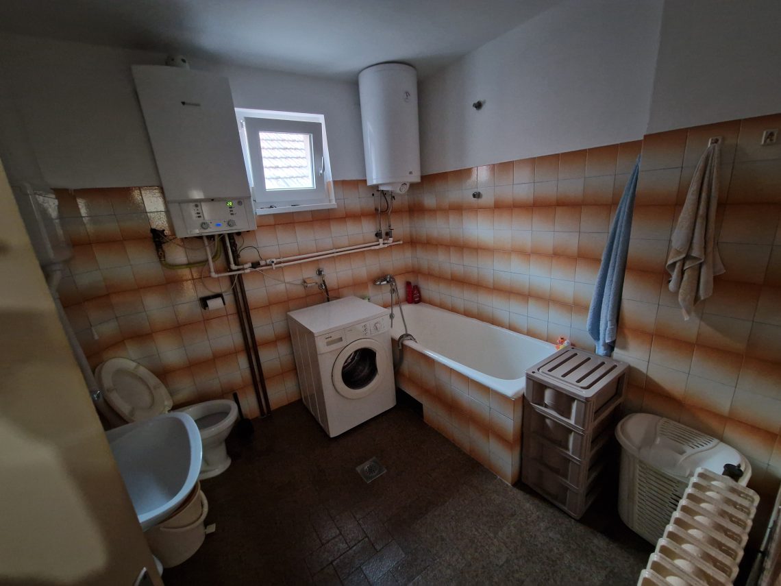 Izdaje se trosoban stan u kuci -zaseban ulaz 80m2
