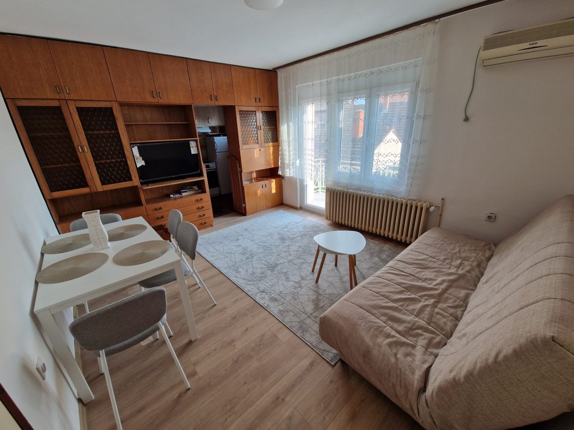 Izdaje se trosoban stan u kuci -zaseban ulaz 80m2