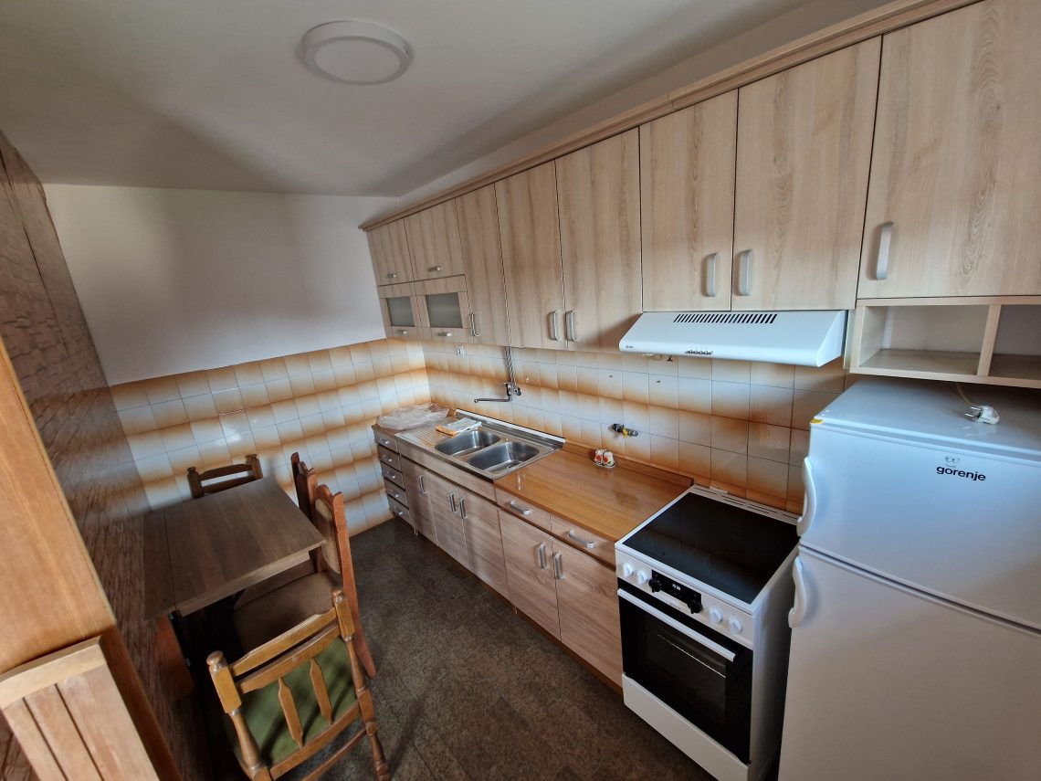 Izdaje se trosoban stan u kuci -zaseban ulaz 80m2