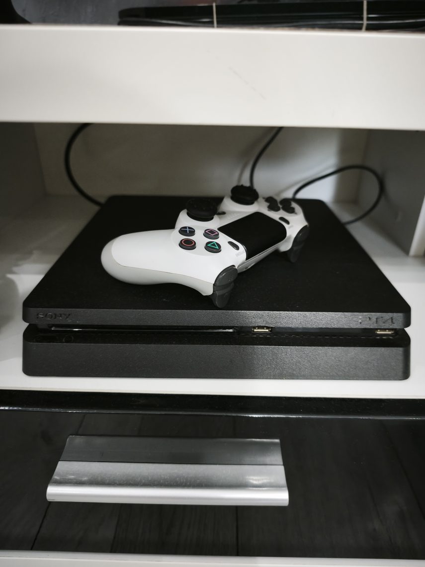 Prodajem Sony PS4 sa 6 igrica