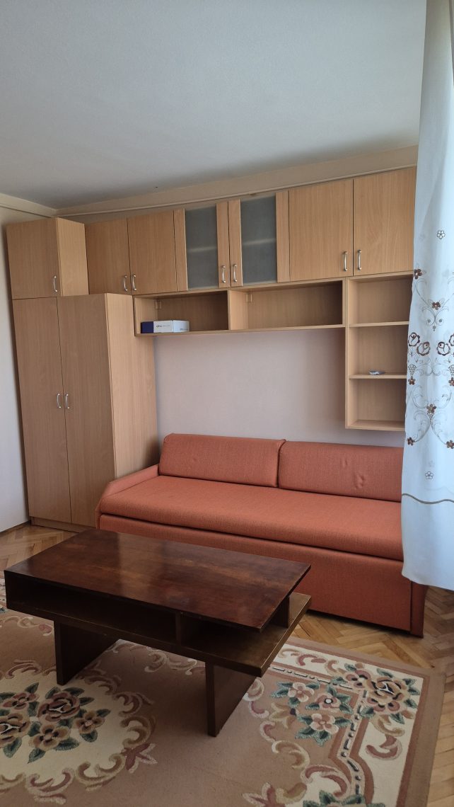 Izdajem nameštenu garsonjeru u Loznici