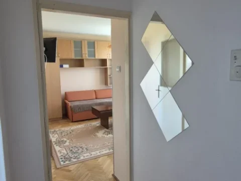 Izdajem nameštenu garsonjeru u Loznici