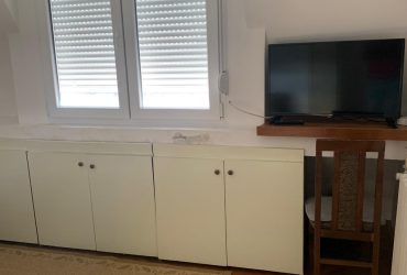 IZDAJEM JEDNOIPOSOBAN STAN U CENTRU ŠAPCA