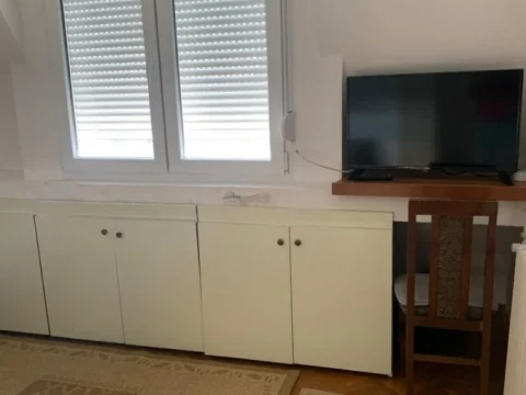IZDAJEM JEDNOIPOSOBAN STAN U CENTRU ŠAPCA