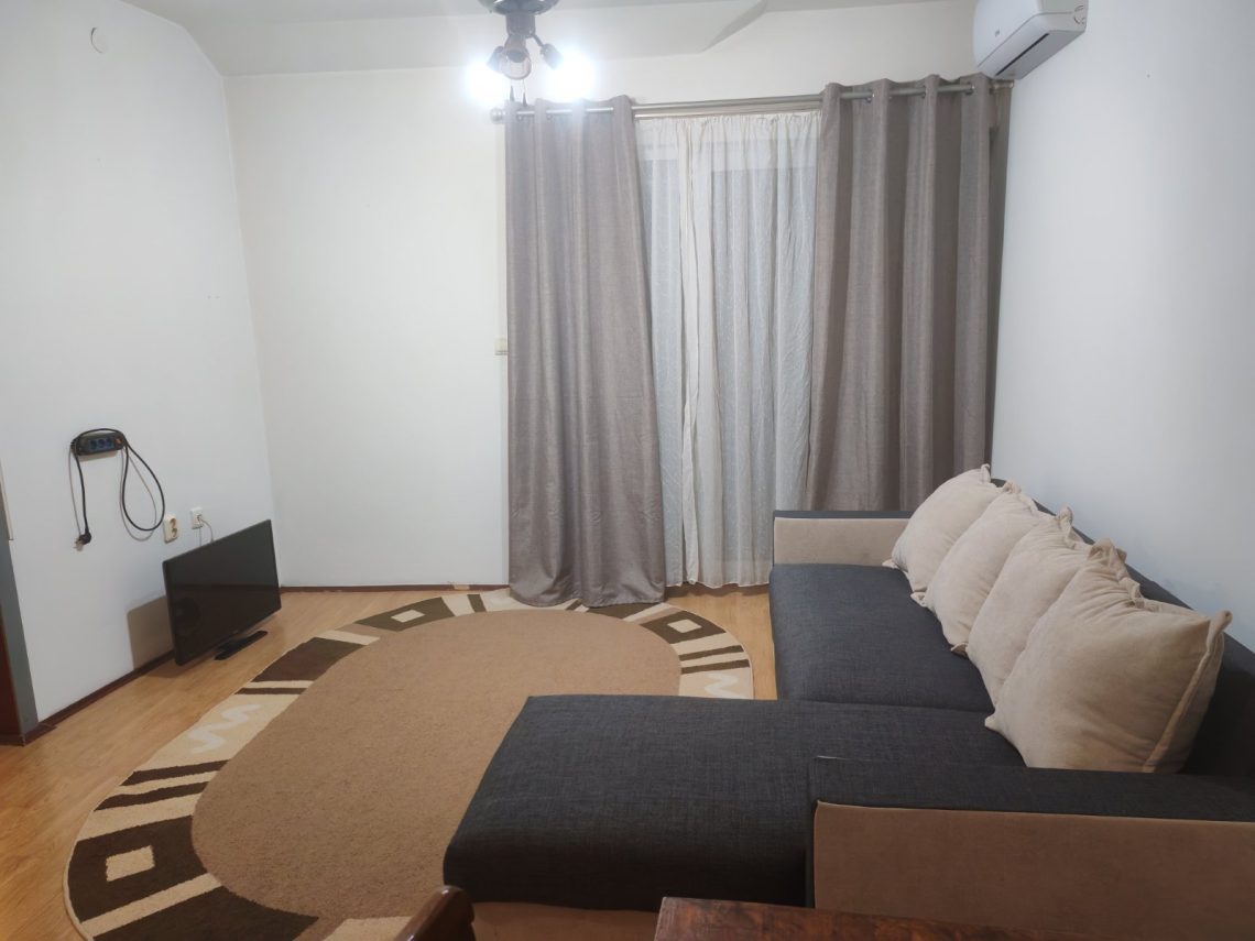 Izdaje se namešten stan u centru