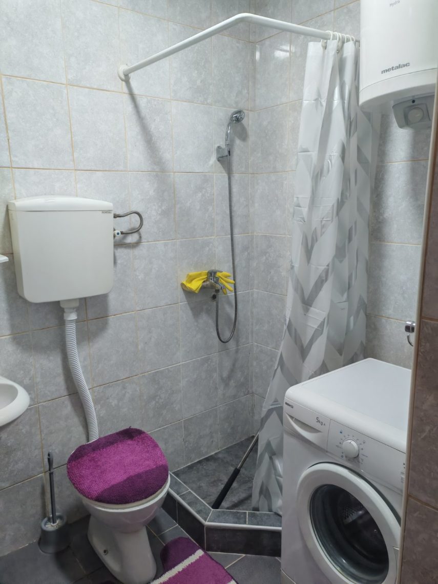 Izdaje se namešten stan u centru