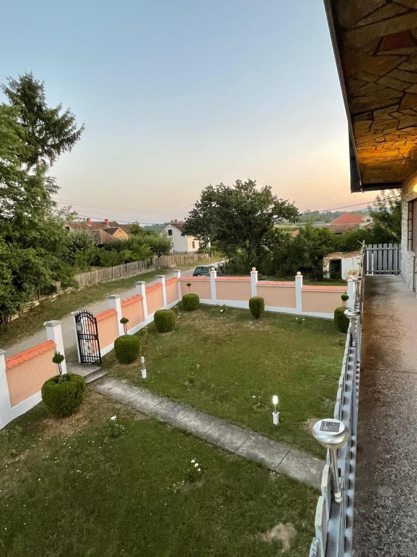 Hitno prodajem opremljenu kuću i zemlju kod Loznice
