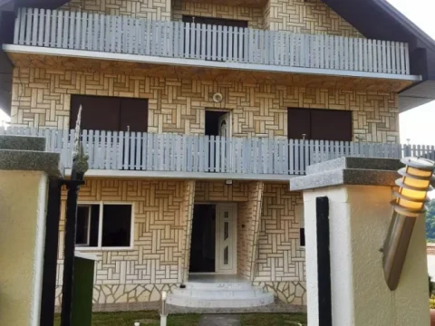Hitno prodajem opremljenu kuću i zemlju kod Loznice