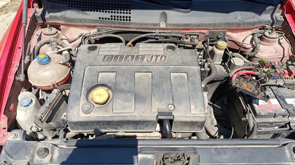PRODAJEM FIAT STILO 1.9 JTD 2004 g. BLAGO HAVARISAN