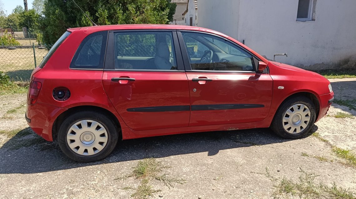 PRODAJEM FIAT STILO 1.9 JTD 2004 g. BLAGO HAVARISAN