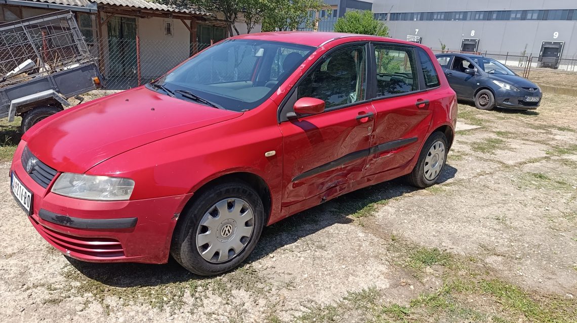PRODAJEM FIAT STILO 1.9 JTD 2004 g. BLAGO HAVARISAN